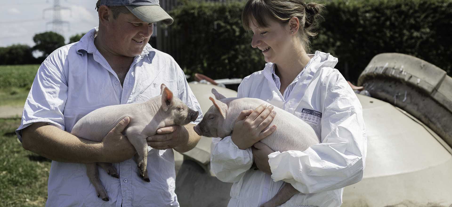 PD Farm B Outdoor Kayleigh & Manager & Piglets 1